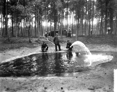Brandweer brengt water naar de drinkplaatsen op de Hoge Veluwe voor het wild, Bestanddeelnr 910-4608
