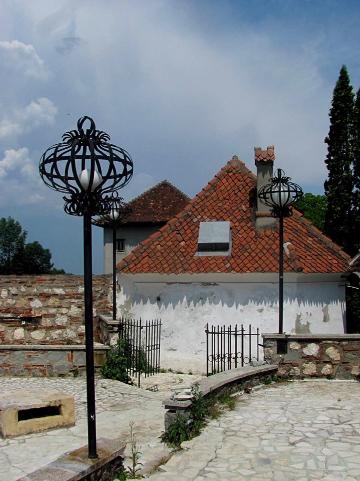 Brasov Fortress courtyard 10