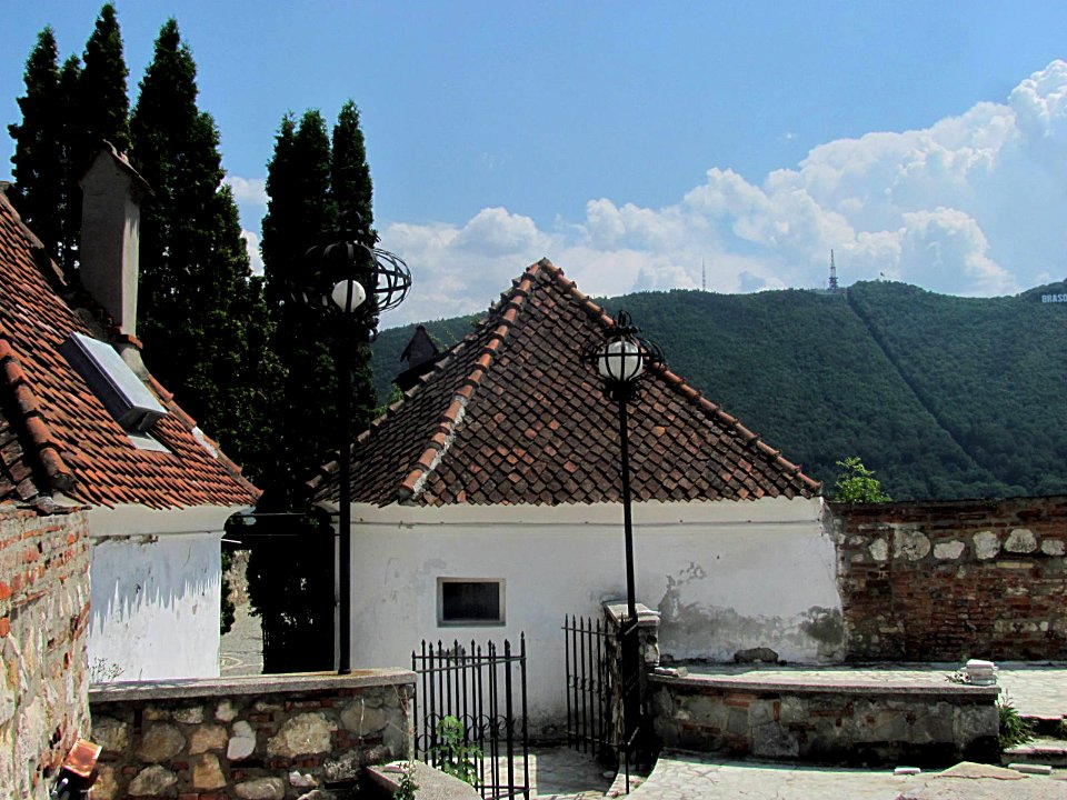 Brasov Fortress courtyard 09