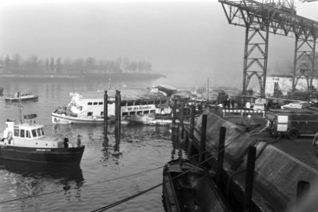 Brand op logementschip mr. Jan Elshout van Marine bij Rotterdam, Bestanddeelnr 924-2619