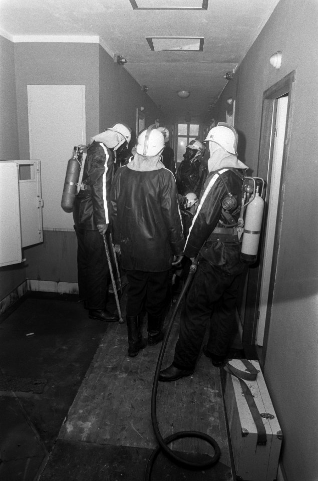 Brandweerlieden met gasmasker, Bestanddeelnr 927-0258