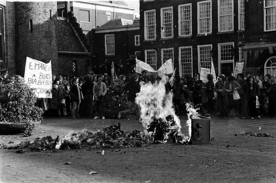 Brandende kartonnen dozen spandoeken op de achtergrond, Bestanddeelnr 930-5101