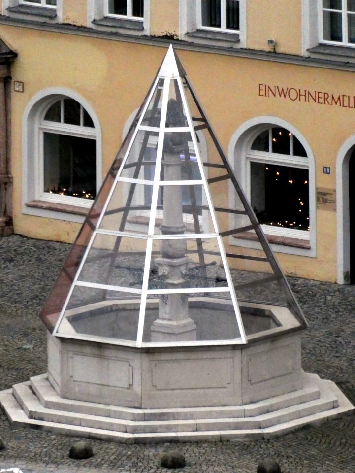 Burghausen, Löwenbrunnen im Winter, 1