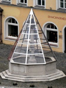 Burghausen, Löwenbrunnen im Winter, 1