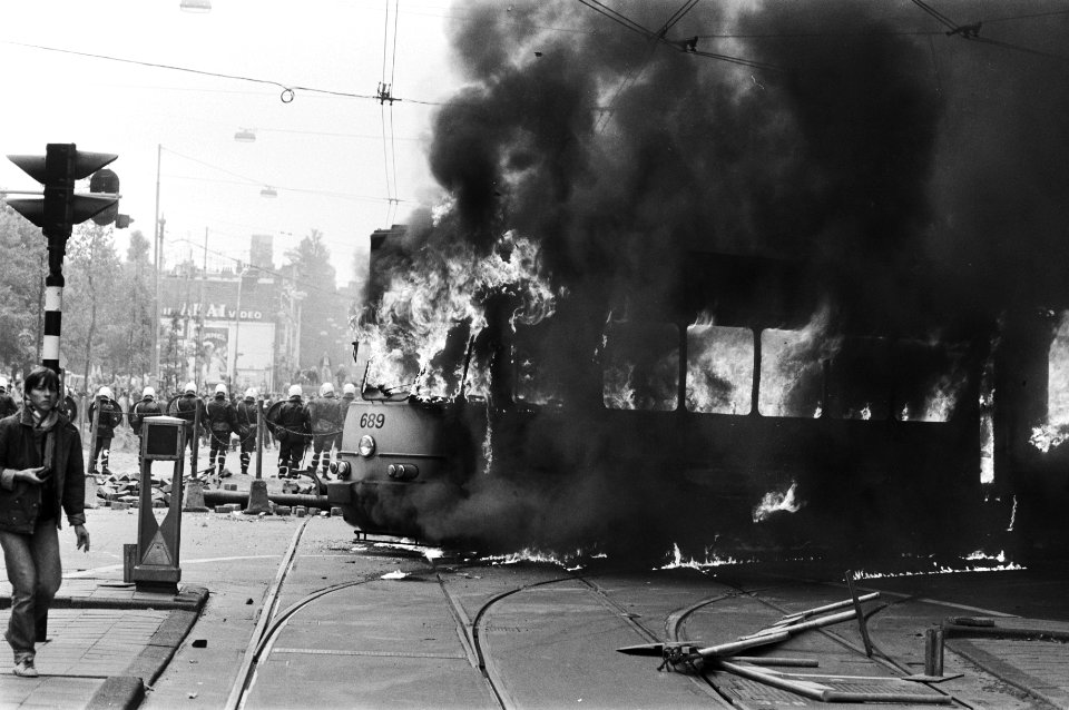 Brandende tram in de Van Baerlestraat, Bestanddeelnr 932-3597