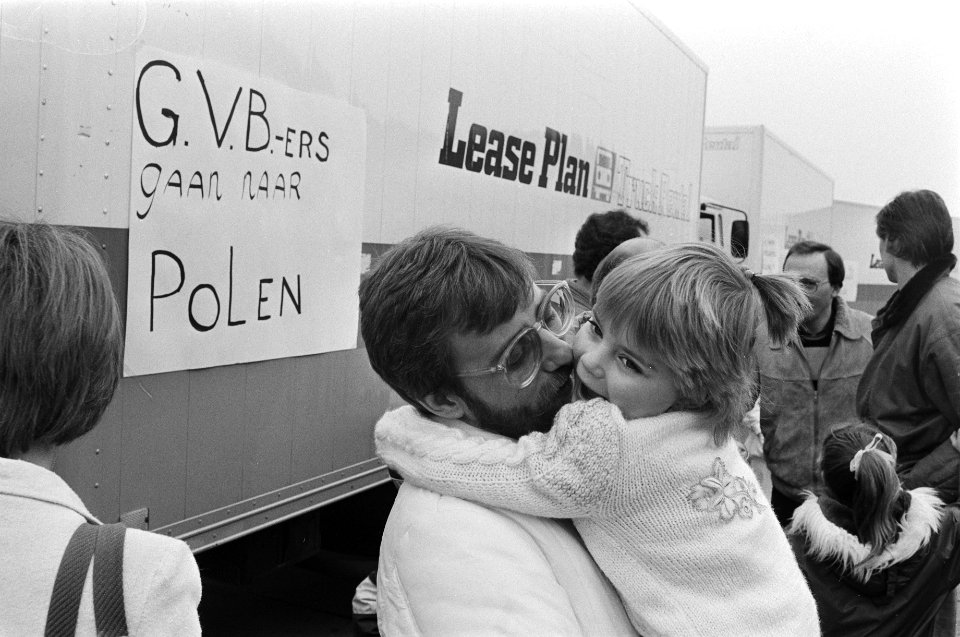 Buschauffeurs (GVB Amsterdam) rijden vrachtwagens naar Polen. Uitzwaaien bij GVB…, Bestanddeelnr 932-0738