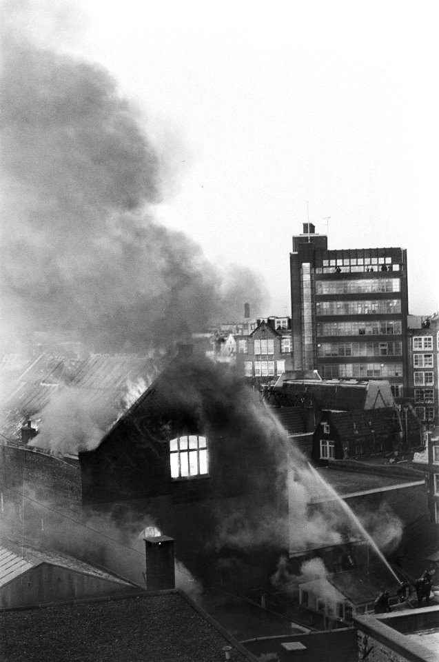 Brand in textielsupermarkt Zeeman aan Adamse Nieuwendijk. Beelden van de brand, Bestanddeelnr 931-9060