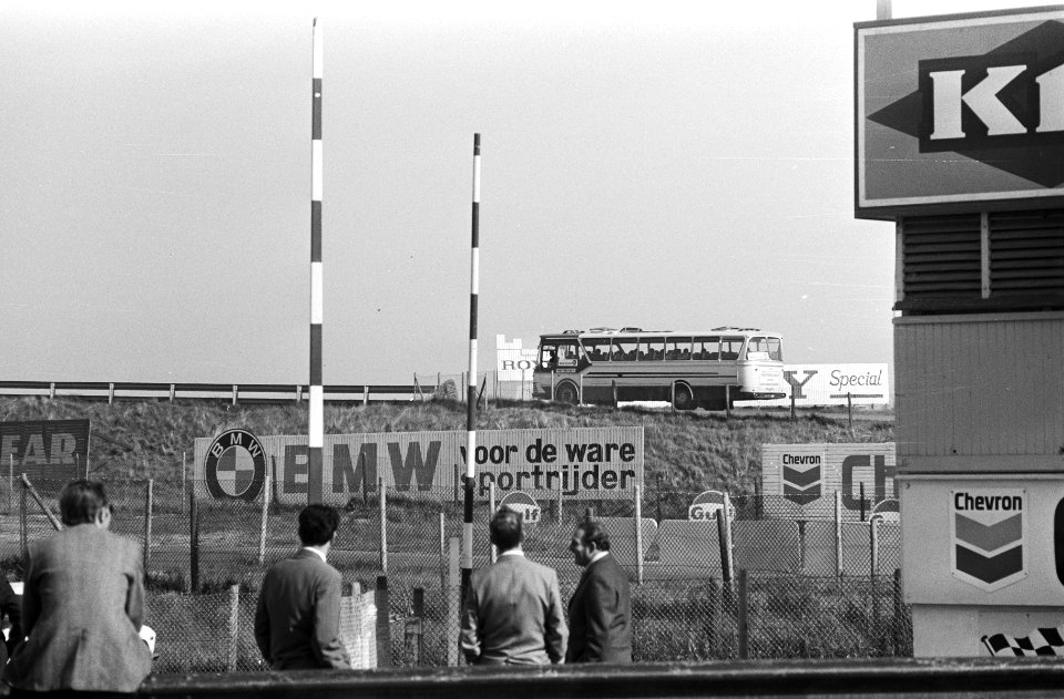 Bus rijdt met een snelheid van 80 km over enkele stammen, Bestanddeelnr 924-5351