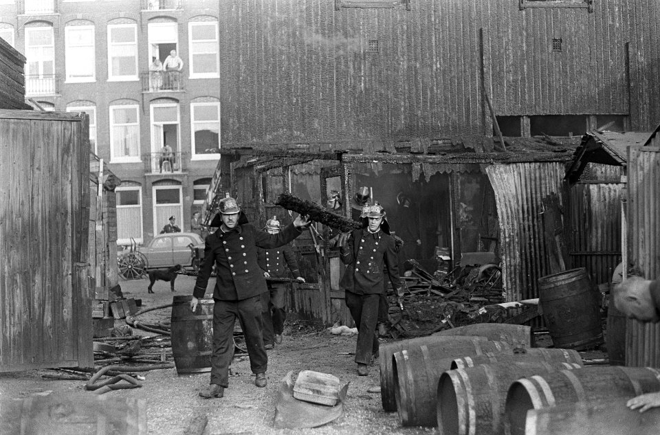 Brandje in de Wittenstraat te Amsterdam. Brandweerman, Bestanddeelnr 920-5233