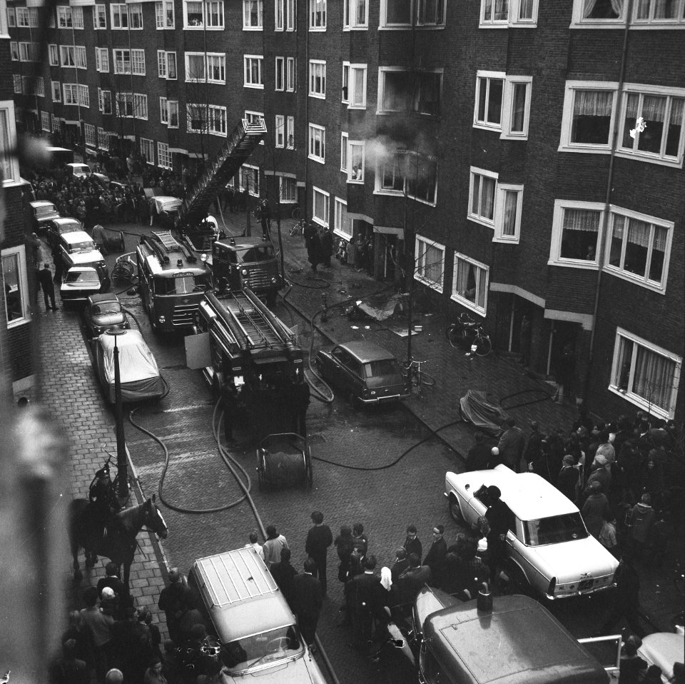 Brand in Ternatestraat te Amsterdam. De brandweer tijdens blussing, Bestanddeelnr 920-9485