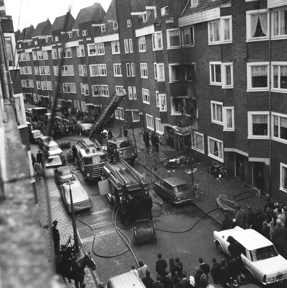 Brand in Ternatestraat te Amsterdam. De brandweer tijdens blussing, Bestanddeelnr 920-9484