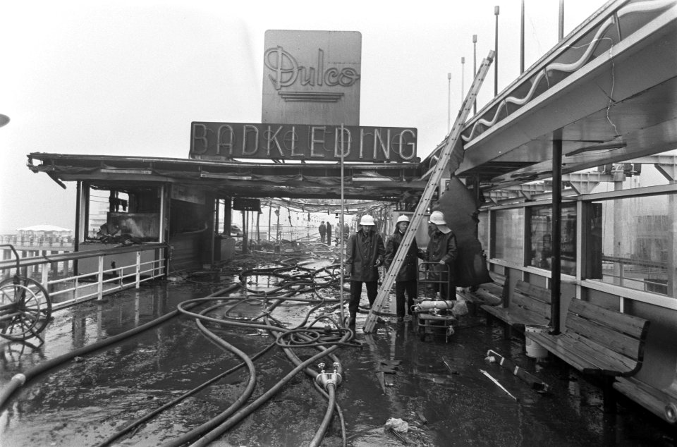 Brand op pier van Scheveningen. Op de hoofdpier brandden de winkeltjes geheel ui, Bestanddeelnr 921-2769