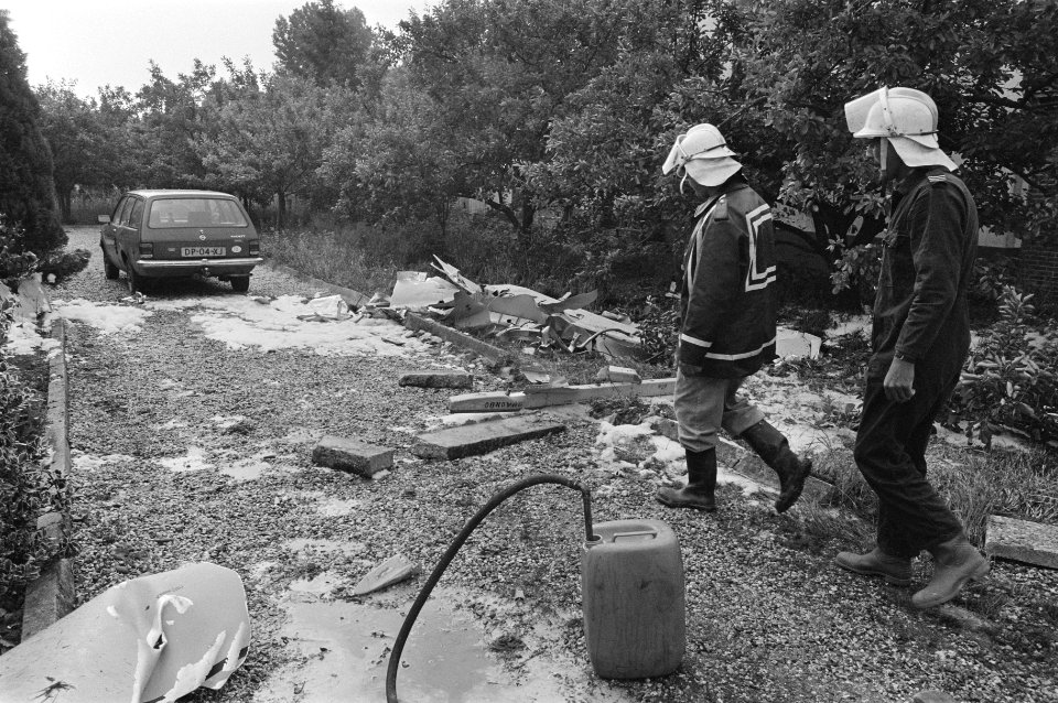 Brandweerlieden kijken naar resten F15 brandstoftank di neerstortte bij Ingen d, Bestanddeelnr 933-6903