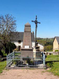 Bussières-près-Pionsat (Puy-de-Dôme) monument aux morts et croix