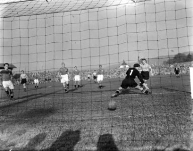 Zwitserland tegen Nederland 7-5. Derde Nederlands doelpunt door Kees Rijvers (2-, Bestanddeelnr 904-2464