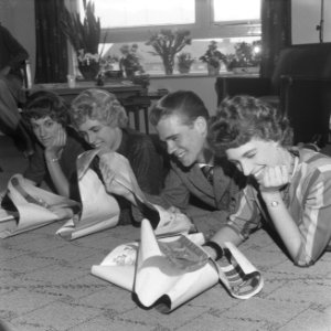 Zwolse vierling Kiffers 19 jaar (lezend om tafel), Bestanddeelnr 913-4940