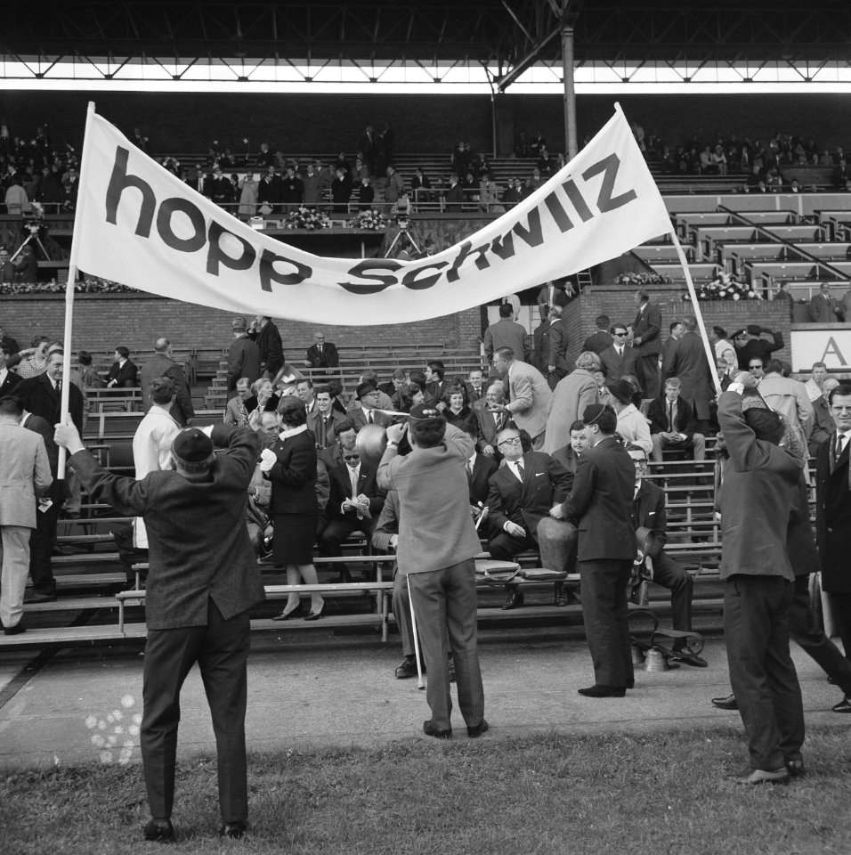 Zwitserse supporters op de tribune terwijl ze een spandoek omhoog houden, Bestanddeelnr 918-3248
