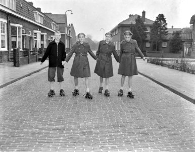 Zwolse vierling 6 februari 13 jaar, vl Riny, Han, Elly, Dorothee op rolschaats, Bestanddeelnr 907-5582