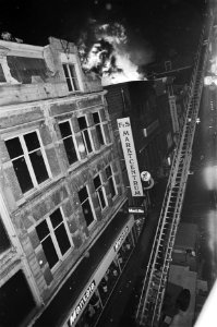 Brand voormalige Royal bioscoop op de Nieuwendijk in Amsterdam, Bestanddeelnr 930-0615