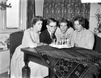 Zwolse vierling Kiffers 16 jaar , vlnr Elly, Han, Rini en Dorothe Kiffers, Bestanddeelnr 910-1437
