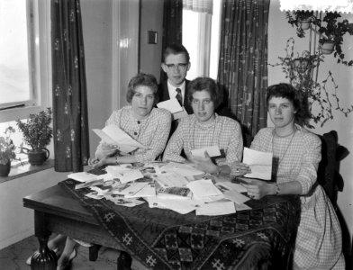 Zwolse vierling Kiffers 16 jaar , vlnr Han, Rini, Elly en Dorothe Kiffers, Bestanddeelnr 910-1440