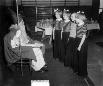 Zwolle Sint Nicolaas op school bij vierling Kliffers, Bestanddeelnr 905-4438