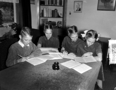 Zwolse vierling Koffers, 12 jaar, Elly, Rini, Dorothea, Han, Bestanddeelnr 906-8620