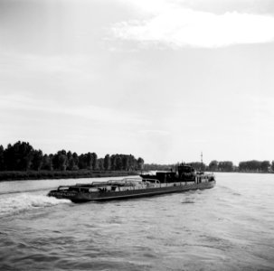Zwitserse sleepboot Unterwalden bij Kehl, Bestanddeelnr 254-1325