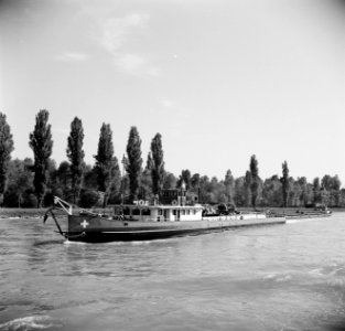 Zwitserse sleepboot Uri met sleep bij Kehl, Bestanddeelnr 254-1324