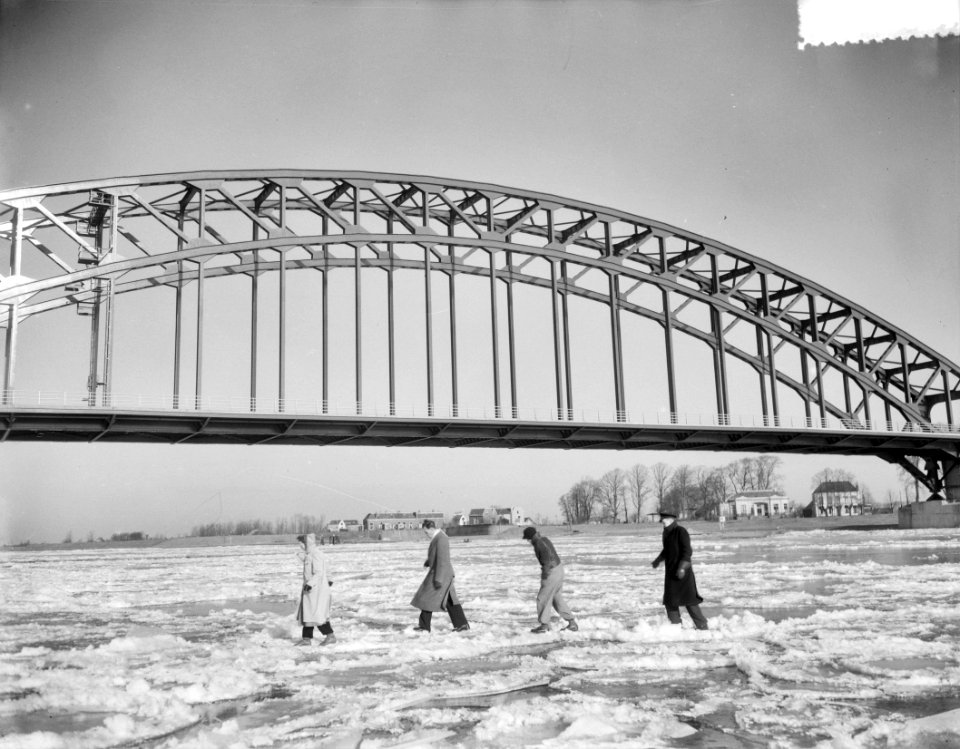 Zwolle overtocht voetgangers over IJssel met verkeersbrug, Bestanddeelnr 906-2715