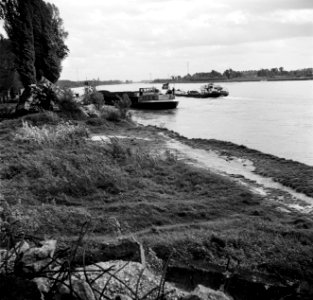 Zwitserse binnenvaartschepen bij de resten van een bunker uit de Tweede Wereldo…, Bestanddeelnr 254-1322