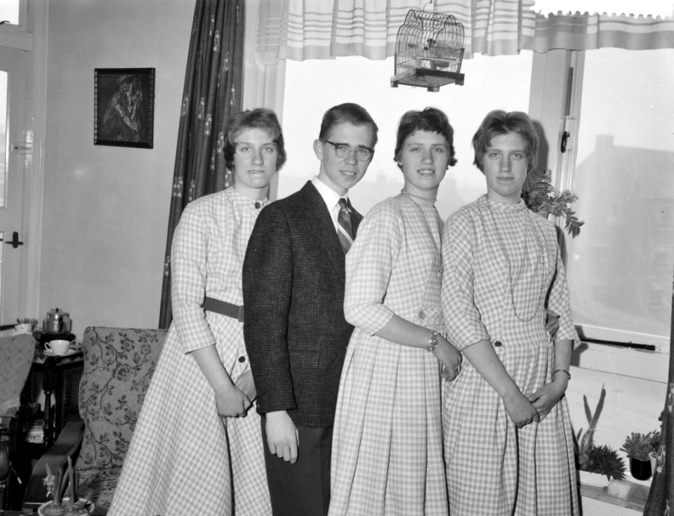Zwolse vierling Kifers 16 jaar , vlnr Han, Rini, Elly en Dorothe Kiffers, Bestanddeelnr 910-1439