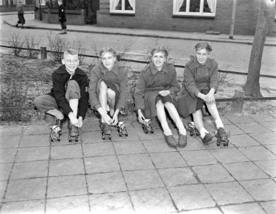Zwolse vierling 6 februari 13 jaar, vl Riny, Han, Elly, Dorothee op rolschaats, Bestanddeelnr 907-5584