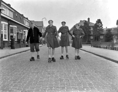 Zwolse vierling 6 februari 13 jaar, vl Riny, Han, Elly, Dorothee op rolschaats, Bestanddeelnr 907-5583