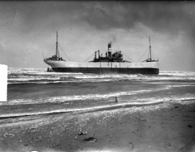 Zweeds schip ss C.A. Banck op het strand van Bloemendaal, Bestanddeelnr 903-2497