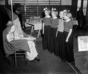 Zwolle Sint Nicolaas op school bij vierling Kliffers, Bestanddeelnr 905-4437