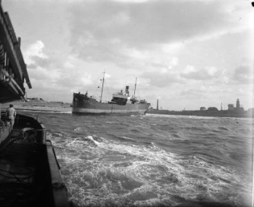 Zweedse stoomschip Plato gestrand op strekdam voor het Fort Eiland in IJmuiden, Bestanddeelnr 902-5281