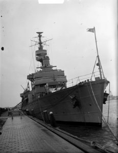 Zweedse kruiser Gotland in Tankhaven Rotterdam, Bestanddeelnr 903-2667