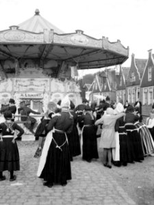 Zweefmolen (opschrift A Lamort) met omstanders in klederdracht, Bestanddeelnr 190-1083