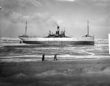 Zweeds schip ss C.A. Banck op het strand van Bloemendaal, Bestanddeelnr 903-2496