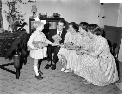 Zwolse vierling Kiffers 16 jaar , vlnr Han, Rini, Elly en Dorothe Kiffers, Bestanddeelnr 910-1438