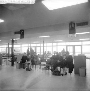 Zware mist op Schiphol, passagiers in de wachtkamer, Bestanddeelnr 912-1072