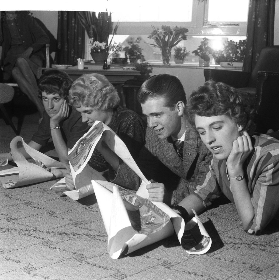 Zwolse vierling Kiffers 19 jaar (lezend om tafel), Bestanddeelnr 913-4939