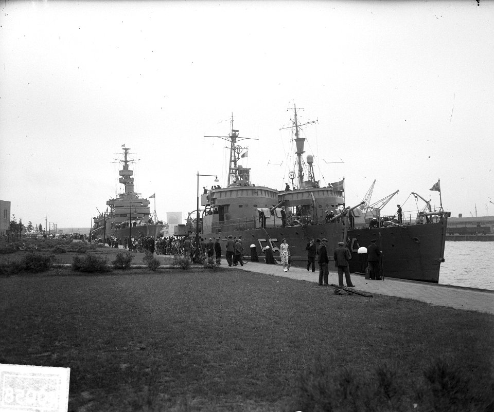 Zweedse kruiser Gotland met 4 mijnenvegers Rotterdam, Bestanddeelnr 904-0058