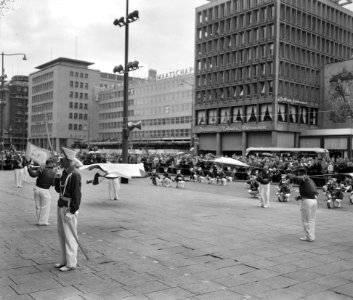 Zweedse dansgroep geeft demonstratie, Bestanddeelnr 912-7438