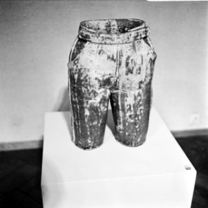 Zweedse Kunst in Amsterdam Pantalon in keramiek van Hertha Hillfon, Bestanddeelnr 921-8611