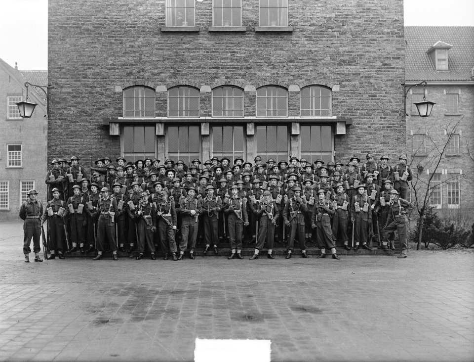 Zware luchtdoelartillerie-parade in Breda door Generaal majoor J.A.A. Sitsen en , Bestanddeelnr 904-4356