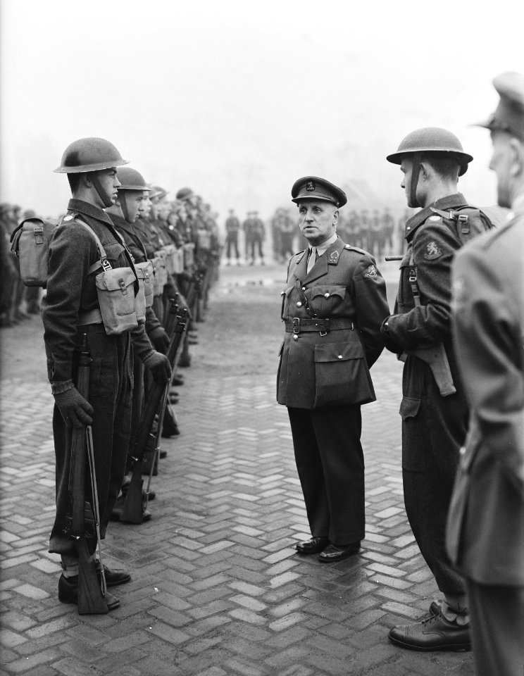 Zware luchtdoelartillerie-parade in Breda door Generaal majoor J.A.A. Sitsen en , Bestanddeelnr 904-4354