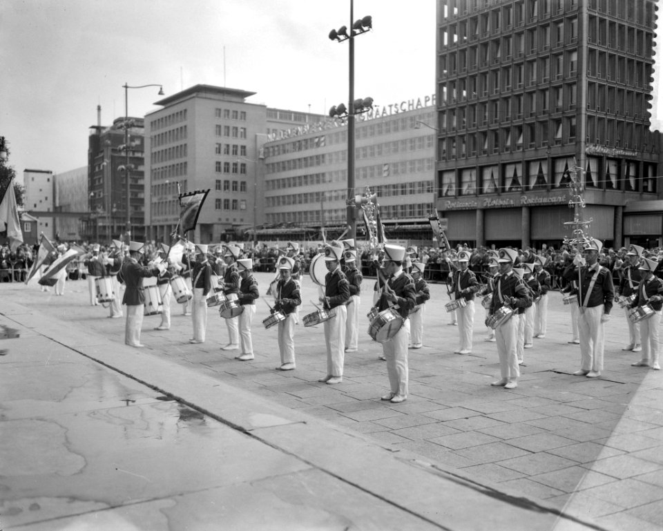 Zweedse dansgroep geeft demonstratie, Bestanddeelnr 912-7437
