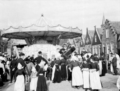Zweefmolen in Volendam met omstanders in klederdracht, Bestanddeelnr 190-1082
